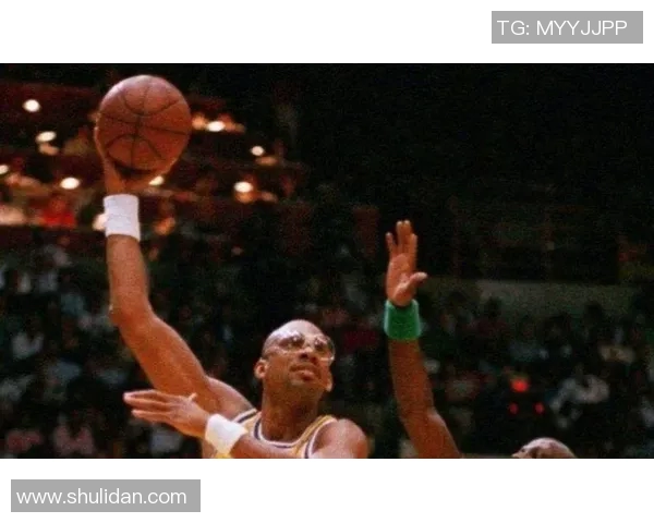 卡里姆阿卜杜尔贾巴尔与篮球传奇的辉煌成就与影响力比较分析