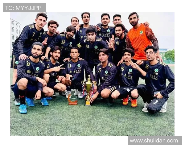 足球明星们在绿茵场上默契传球展现团队精神与个人魅力的精彩瞬间